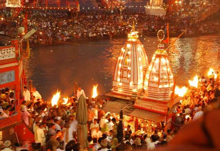 Don’t miss the Ganga Aarti performed at the place with old tradition. People also floats Diyas with flowers in order to get blessings from Ganga. The 